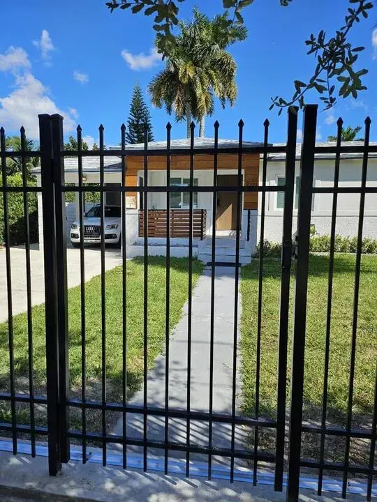 Metal Gate