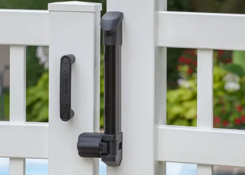 pool fence with self closing latch