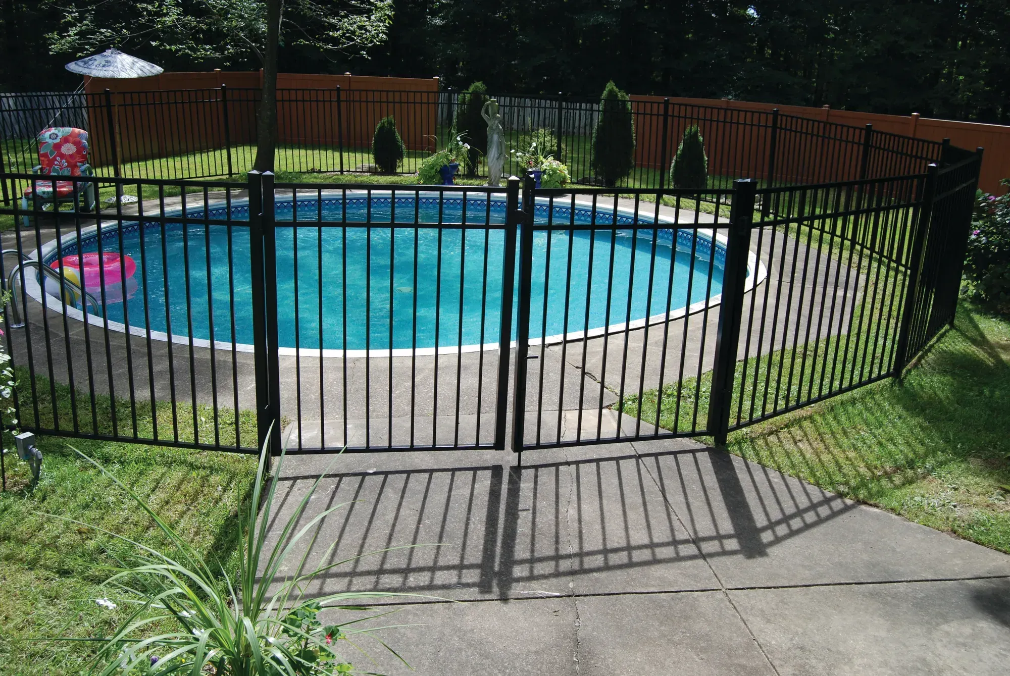 Vinyl privacy pool fence